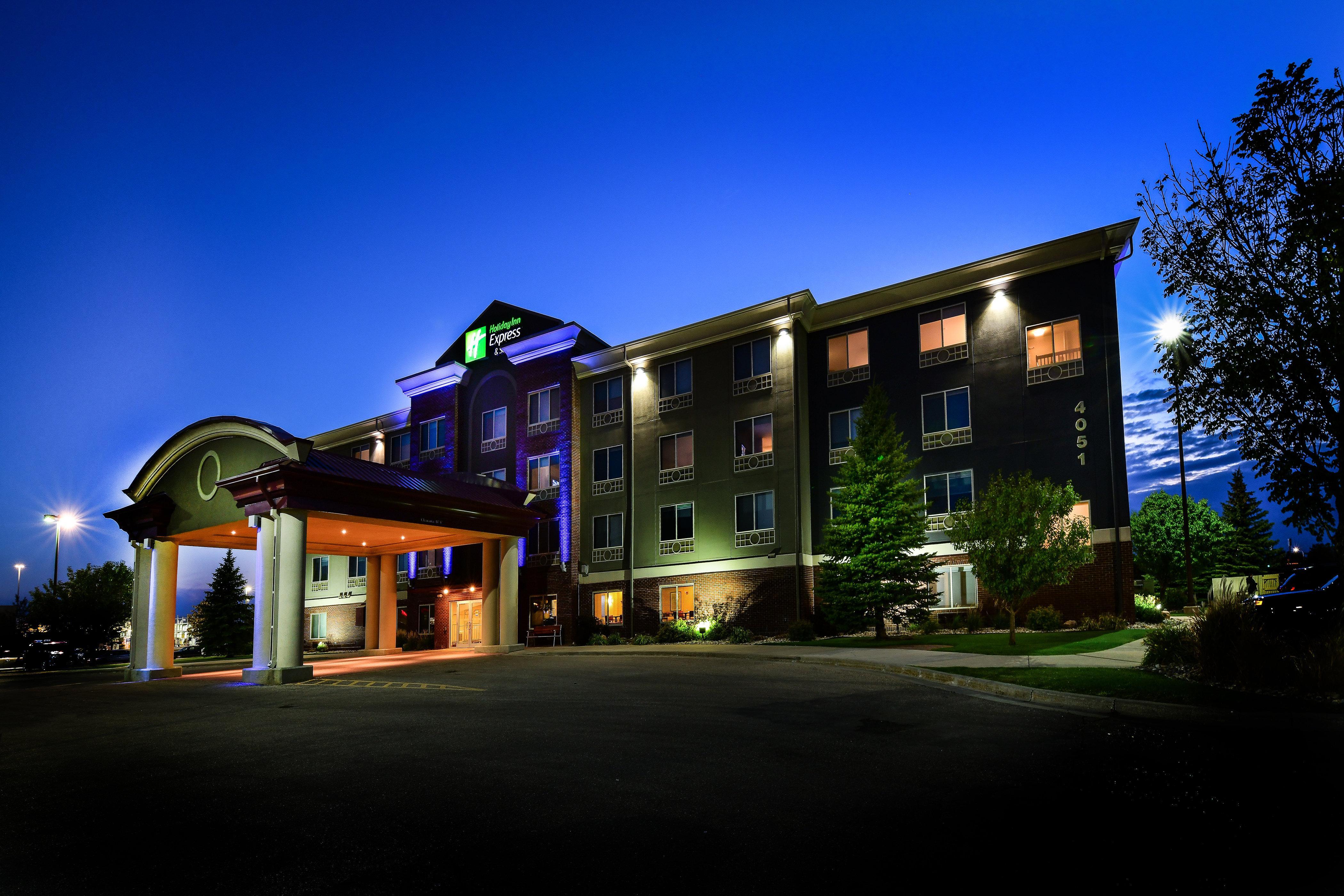 Holiday Inn Express Hotel & Suites Grand Forks By Ihg Exterior foto