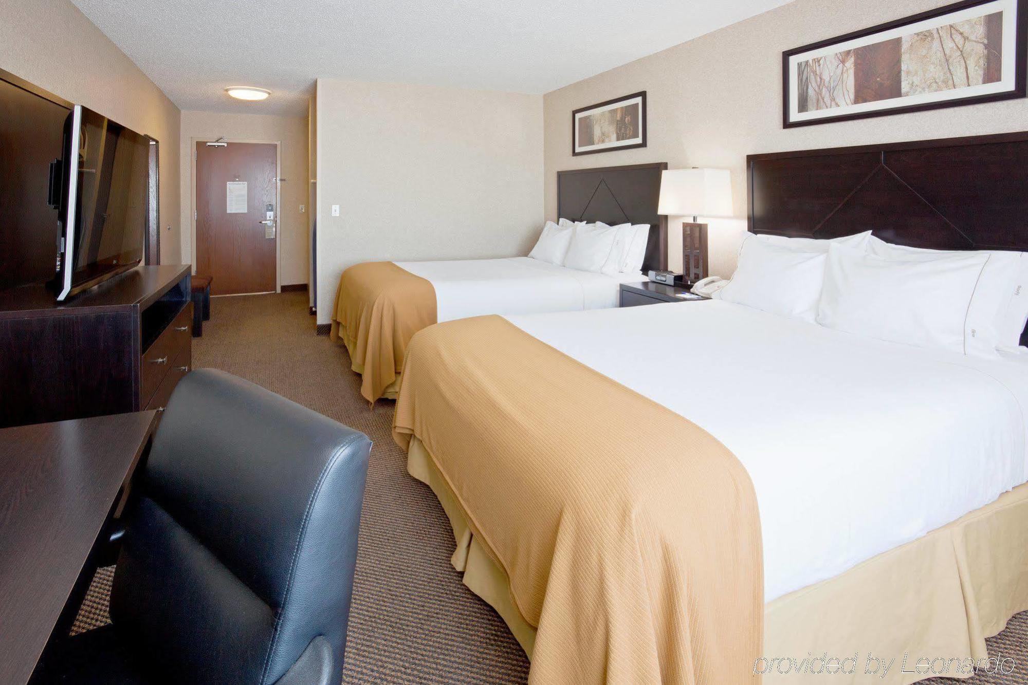 Holiday Inn Express Hotel & Suites Grand Forks By Ihg Habitación foto