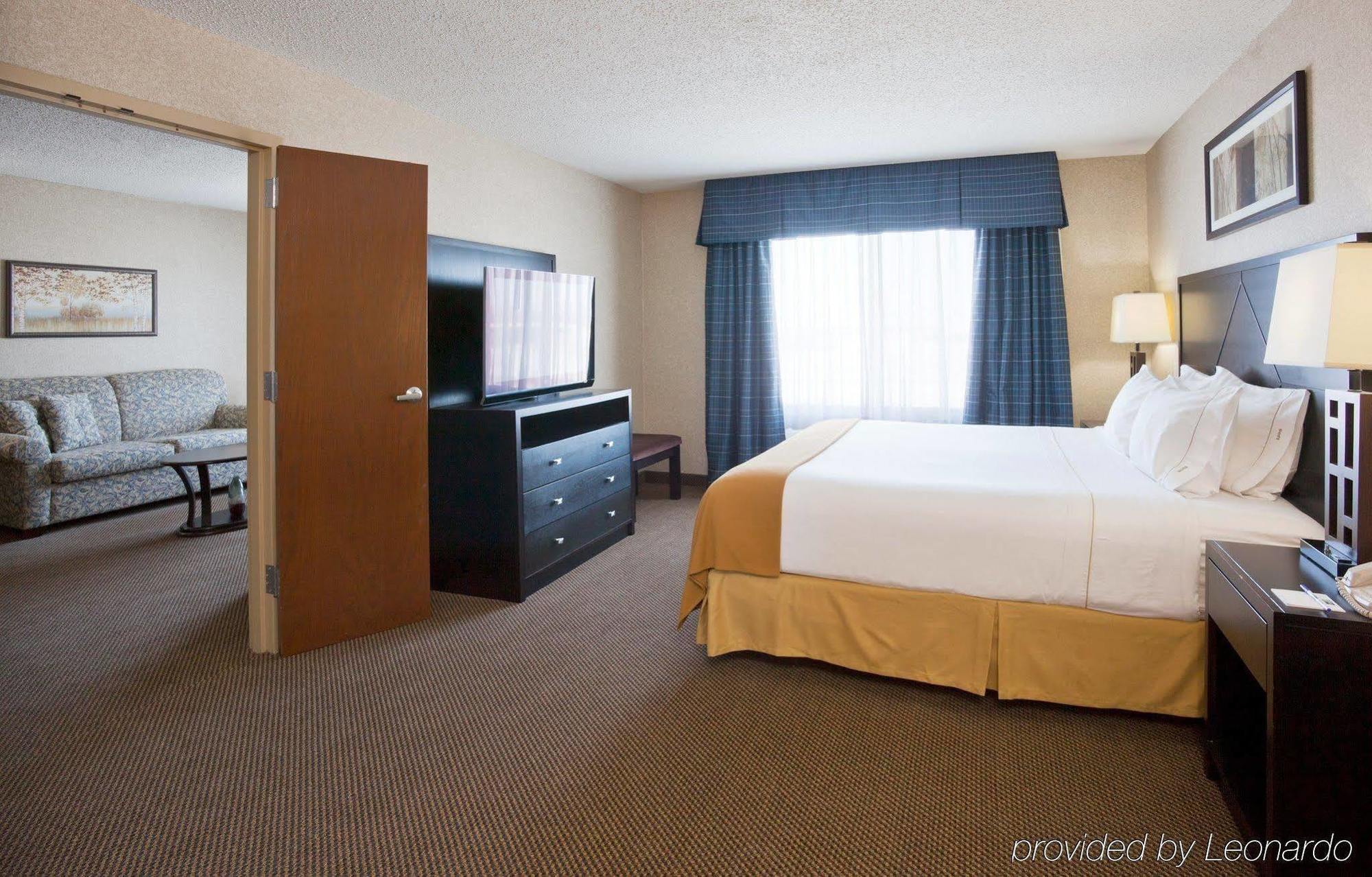 Holiday Inn Express Hotel & Suites Grand Forks By Ihg Habitación foto