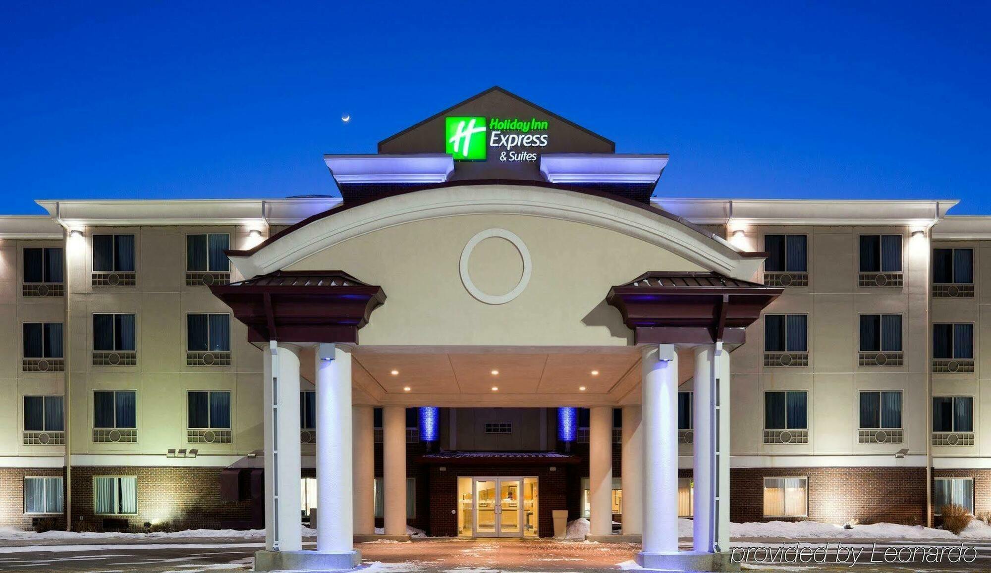 Holiday Inn Express Hotel & Suites Grand Forks By Ihg Exterior foto